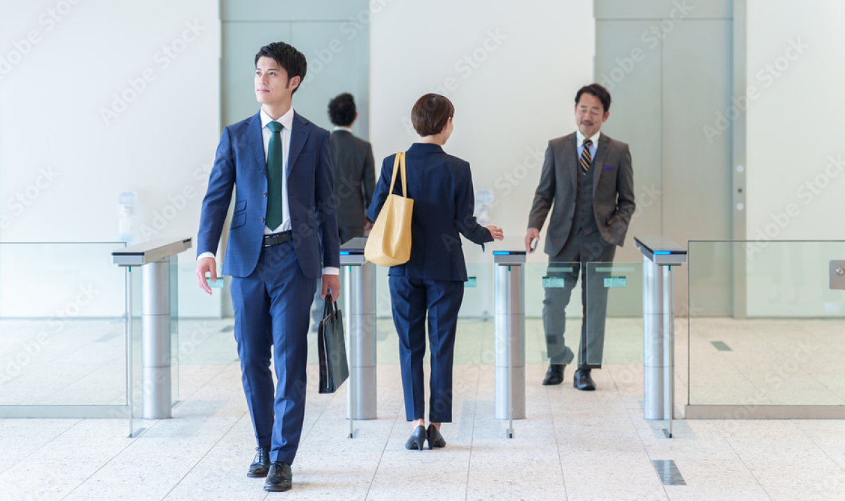 オフィス入退室ゲートを通る人物