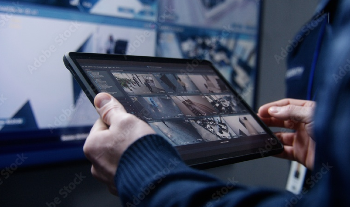 監視映像を確認するタブレット端末