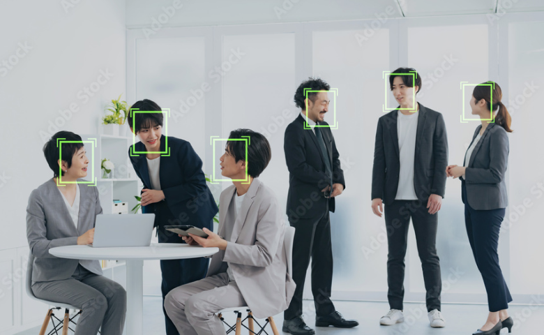 顔認証の検出枠が表示されたオフィスの人物